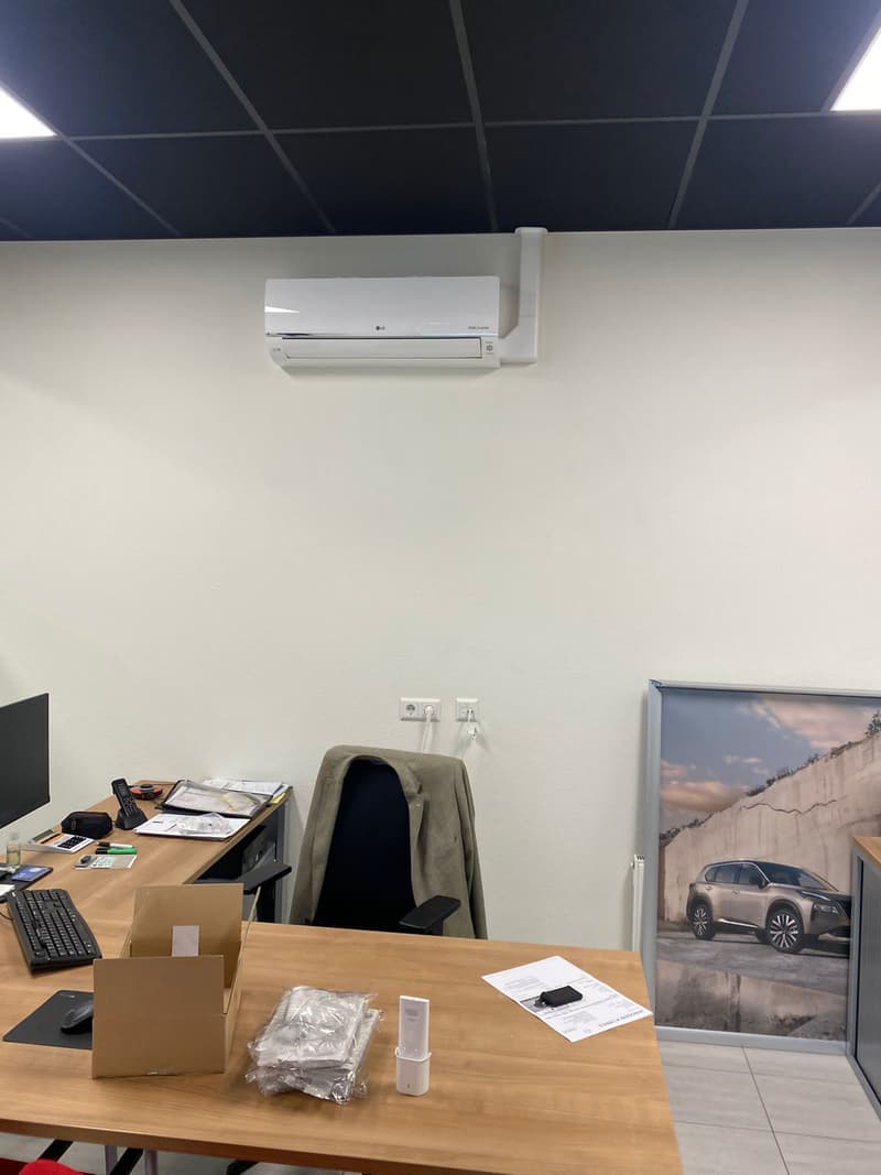 Airco in een kantoorruimte boven een bureau