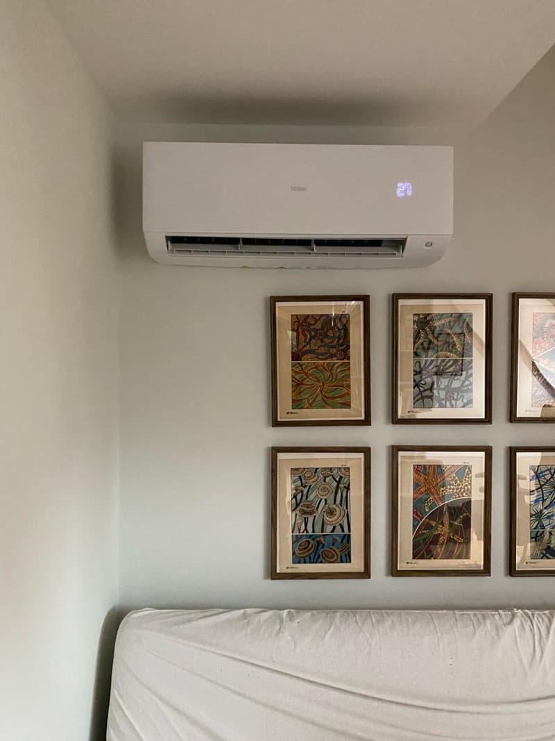 Airco boven het bed in een slaapkamer