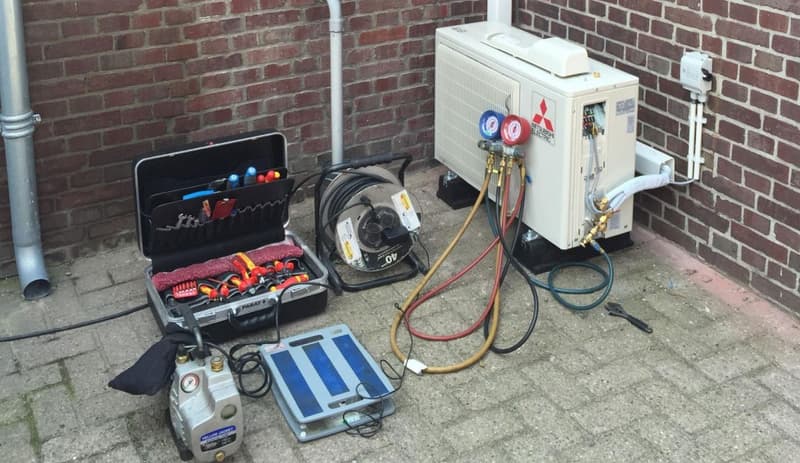 Monteur vacumeert de buitenunit tijdens de installatie